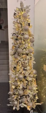 Umelý vianočný stromček Slim 210 cm – zasnežený model | Úzke vianočné stromčeky Umelý vianočné stromček Slim