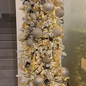 Umelý vianočný stromček Slim 210 cm – zasnežený model | Úzke vianočné stromčeky Umelý vianočné stromček Slim