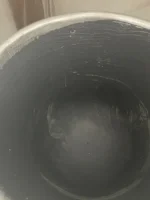 Detail strieborného povrchu kvetináča Elio z fiberglasu