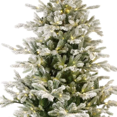 Detail koruny zasneženého stromčeka Grandis s LED